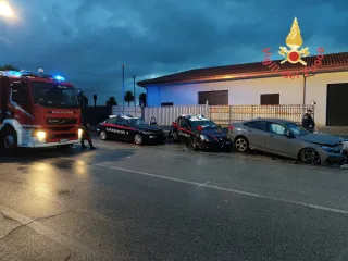 Auto sbanda e si schianta su pattuglia dei Carabinieri: feriti tre militari