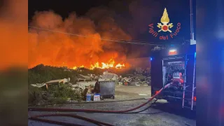A fuoco maxi discarica abusiva di 3000mq a Catanzaro