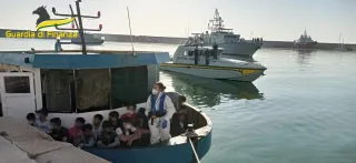 Migranti, due sbarchi nel Crotonese in dodici ore: arrivate oltre 150 persone