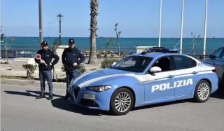Crotone, minaccia i parenti per avere soldi: arrestato un 44enne