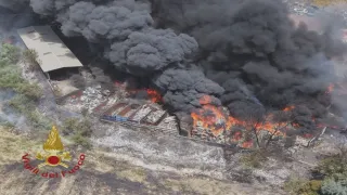 Vasto incendio in un'autodemolizione, da ore al lavoro i Vigili del Fuoco