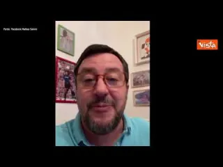 Salvini su Facebook: "Ritroviamo l'orgoglio di essere cittadini liberi" e intanto guarda Amici