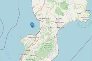 Forte scossa di terremoto al largo del golfo di Sant'Eufemia: scuole evacuate e gente in strada