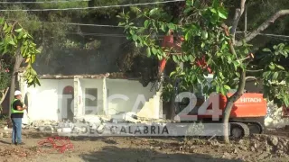 VIDEO | Stalettì: iniziata questa mattina la demolizione delle villette sequestrate