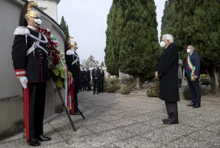Mattarella rende omaggio a tutte le vittime del Covid-19 al cimitero di Castegnato (VIDEO)
