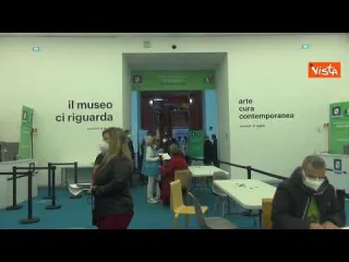Campagna vaccinale, apre a Napoli il centro al museo di arte contemporanea. Le immagini