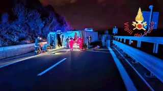 Incidente stradale all'alba sulla A2: tir si ribalta, ferito il conducente