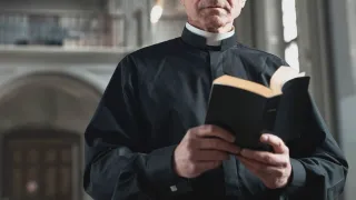 Procura di Locri: «Nessuna misura cautelare nei confronti del sacerdote»