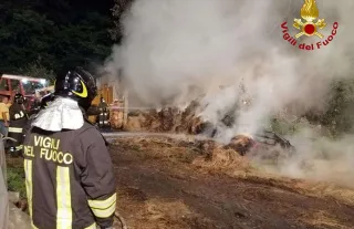 In fiamme un deposito di balle di fieno: Vigili del fuoco al lavoro per tutta la notte ad Arena