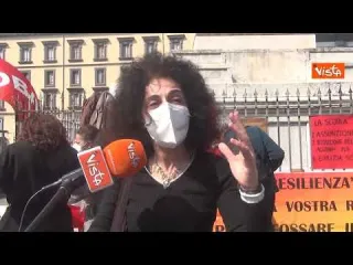 Presidio scuole a Napoli, le voci dalla piazza: "Vogliamo tornare in classe, ma non come prima"