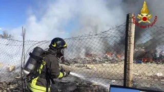 Giornata impegnativa per i pompieri di Crotone: a fuoco l'isola ecologica di Cutro (FOTO)