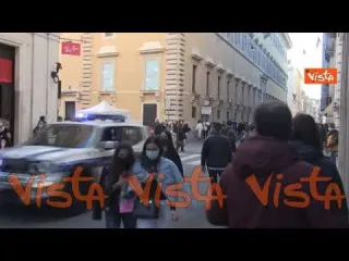 Assembramenti e controlli in Via del Corso nell’ultimo weekend in zona arancione per Roma
