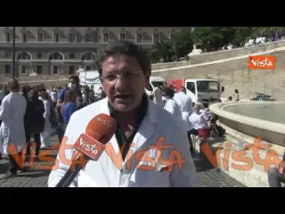 “Speranza ci ascolti”. Le voci dei medici in piazza per chiedere cure domiciliari precoci