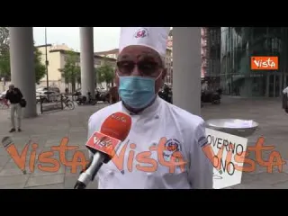 Il presidio dei cuochi davanti a Regione Lombardia: “Non dateci aiuti, ma date certe per riaperture”