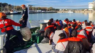 In mare da giorni senza acqua nè cibo: a Crotone i 57 migranti salvati da Sea Eye