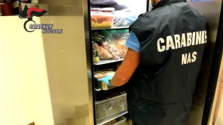 Cibo congelato e mal conservato: i Nas denunciano la titolare di un ristorante reggino