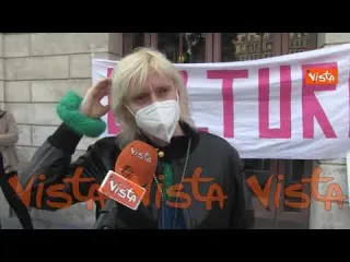 “I sostegni non ci bastano”, le voci dei lavoratori del teatro al sit-in davanti al Teatro Argentina
