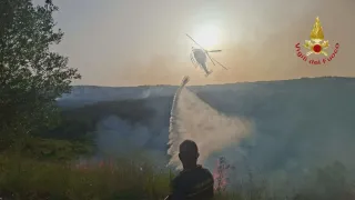 Vibonese, emergenza incendi: Vigili del Fuoco in azione su trenta roghi