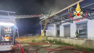 Fiamme in un capannone a Caraffa, non si esclude dolo