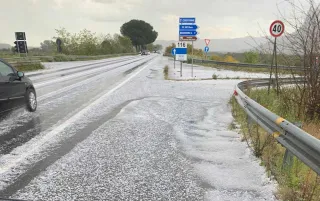 Violenta grandinata "imbianca" la strada statale 107 lungo il fiume Neto (Foto)