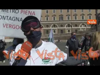 Un lavoratore della montagna in mutande a Piazza del Popolo alla protesta delle partite Iva
