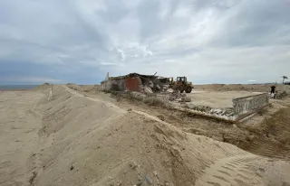 Beni confiscati alla 'ndrangheta: avviata sulla spiaggia di Schiavonea la demolizione di un ex lido balneare