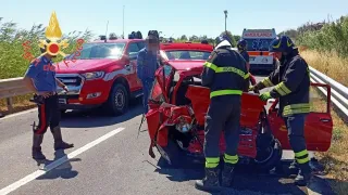 Scontro tra auto e camper sulla Statale 106 a Strongoli: morto un 31 enne (FOTO)
