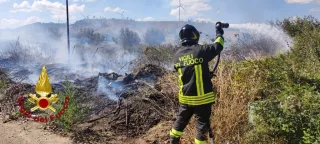 Vasto incendio nel crotonese: in corso le operazioni di soccorso con due canadair (VIDEO)