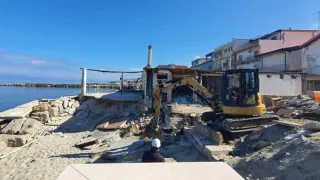 Demolizione di un chiosco a Vibo Marina: preso a schiaffi il vicesindaco Scalamogna