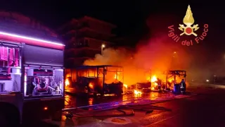 A fuoco nella notte tre autobus a Diamante, sconosciuta l'origine del rogo: nessuna ipotesi esclusa (VIDEO)