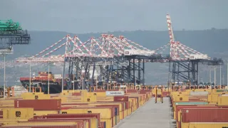 Gioia Tauro, porto paralizzato dalla protesta dei Tir: camion fermi agli accessi