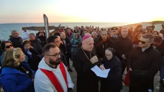Via Crucis a Steccato, mons. Panzetta: «Nel Mediterraneo si continua a morire»