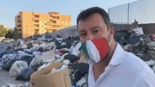 Reggio Calabria, Salvini: «Città sommersa dai rifiuti per l'incapacità del Pd»