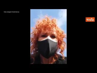 Fiorella Mannoia "suona i bauli" alla manifestazione dei lavoratori dello spettacolo