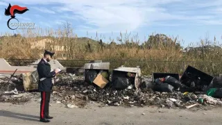 Sorpreso dai Carabinieri a bruciare rifiuti: denunciato 34enne nel Reggino