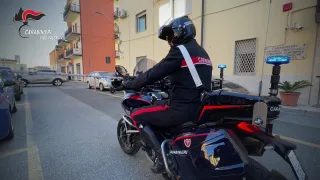 Picchiano clochard e fanno video: denunciati sei minori