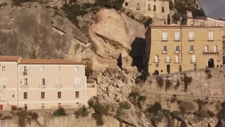 Amantea, crollato un costone di roccia: evacuate cinquanta persone e zona transennata
