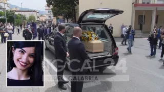 VIDEO | Strage sul Mottarone: arrivato a Diamante il feretro di Serena Cosentino