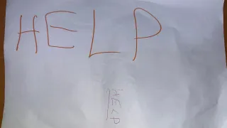 Mostrano un foglio con la scritta "Help" alla polizia per difendere la madre dal marito