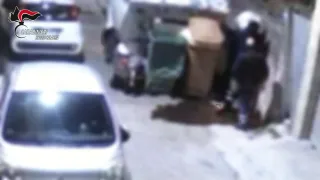 Operatori ecologici lanciano spazzatura in un'area privata: denunciati