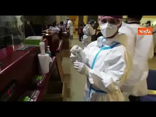 Ecco i tamponi ai passeggeri appena arrivati dall'India a Fiumicino