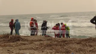 Naufragio migranti: recuperato il corpo di una bambina di 4 anni, sale a 74 il bilancio delle vittime