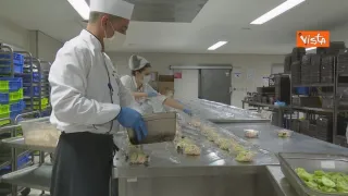Coronavirus, la mensa del Parlamento Europeo sforna pasti per i bisognosi (VIDEO)