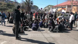 Naufragio Steccato: disposto il trasferimento delle salme a Bologna. I parenti delle vittime occupano la strada (VIDEO)