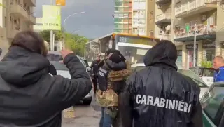 Arresto del boss Messina Denaro, la gioia e gli abbracci a Palermo: «Grazie ragazzi» (VIDEO)