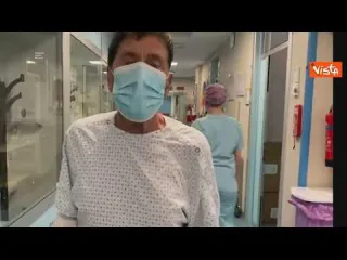 Gianni Morandi, ecco il video in ospedale dopo le ustioni: "Sono veramente fortunato"