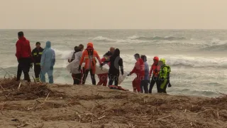Naufragio di Cutro: «Abbiamo tirato fuori dal mare decine di corpi senza vita»