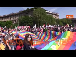 Il presidio per il 25 aprile del Comitato Permanente Antifascista in piazza Castello a Milano
