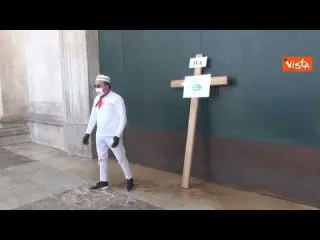 Partite iva, pizzaiolo lascia una croce, simbolo delle tasse, alla chiesa di piazza del Plebiscito