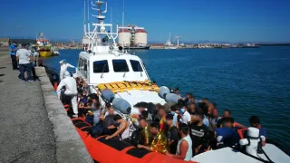 Crotone, nuovo sbarco di 61 migranti: buone le condizioni di salute